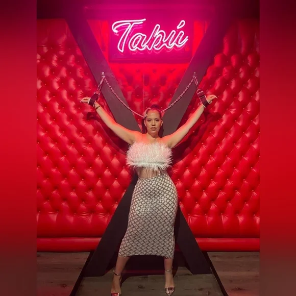 Strappples feather mesh skirt set ...top white feathers , skirt silver sequins. - Picture 2 of 7